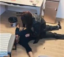 【兰州苏苏】舔大盆圣水/舔脏鞋黑丝/强迫鞭打/踩踏踢裆【双视角】bf47214