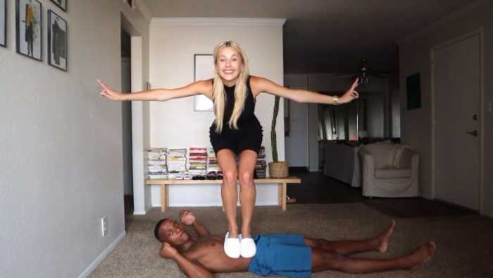 白人漂亮女友踩踏黑人男友 多种鞋子裸足踩踏 bf15096