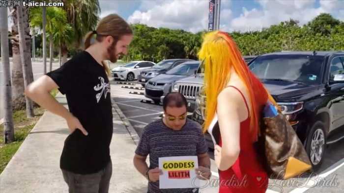 瑞典情侣主大街上公开调教男奴!先闻男主臭袜子才允许闻女主美脚!bf3251