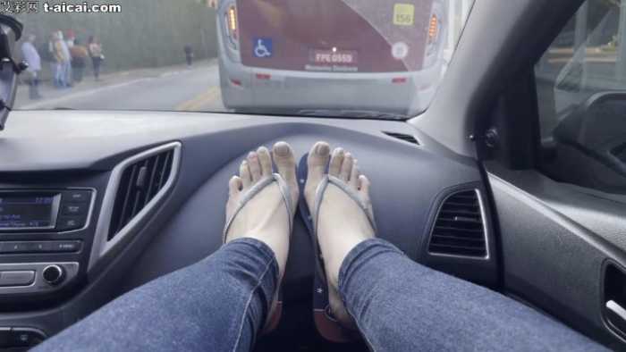 JW-车里狂舔Prii女神超美白嫩原味臭脚！贱奴喜欢得发疯了 bf2999