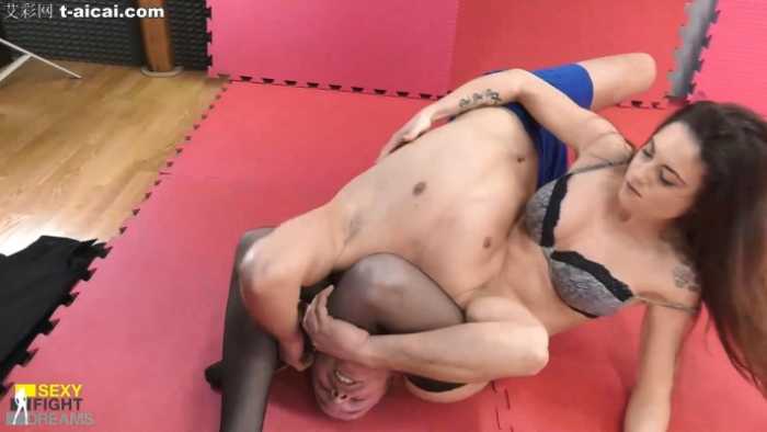 被2个黑丝女揍趴下!脱了丝袜塞嘴里踩着脸羞辱!拳手被黑丝女绞杀虐打bf435