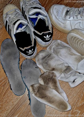 半小时浓烈臭袜女大学生Artemis脏鞋臭袜闻舔脚调教视频  bf19127