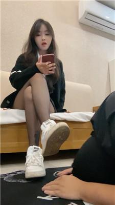 【路子】舔脏休闲鞋/黑丝插嘴狂舔/踩踏/手捂窒息 bf48040