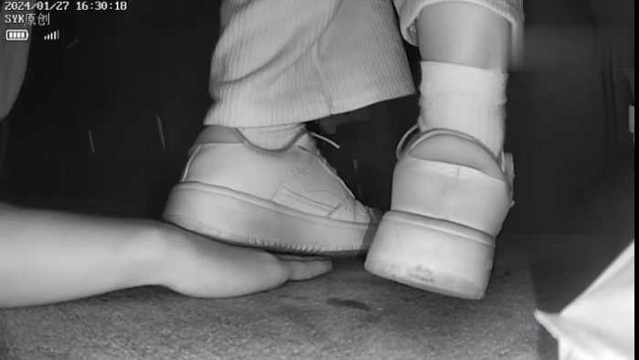 B756 – 无意识情侣李宁板鞋前中期完全无视踩全手+后期察觉探手 bf49207