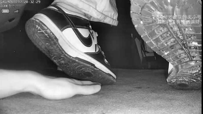 B779 – 无意识情侣AJ超脏板鞋小姐姐向后伸脚尖踩手 bf49598