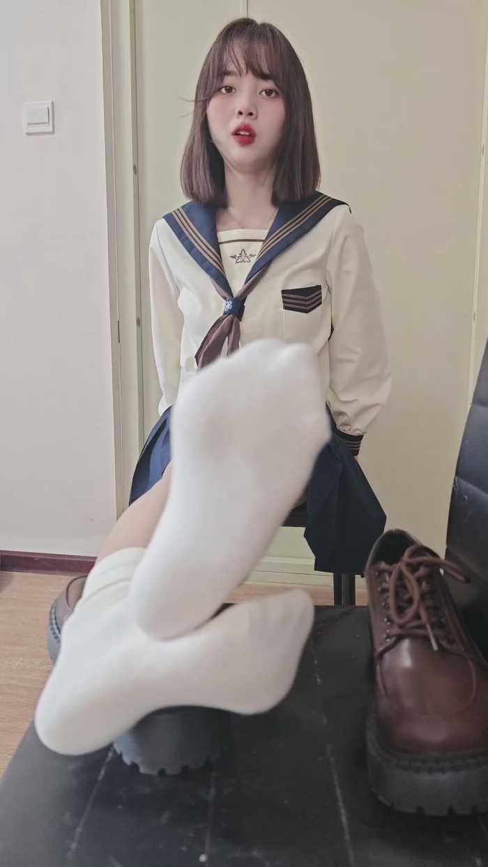 娇娇JK裸足羞辱实名第一视角