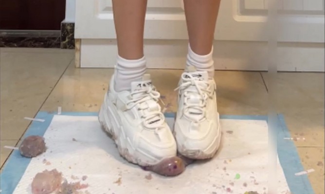 【榴莲好吃】脏鞋底运动鞋暴力碾踩解压球 ACYC-2989