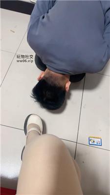 【莹莹】磕头求主人耳光踩踏-骑马  JS250320-5