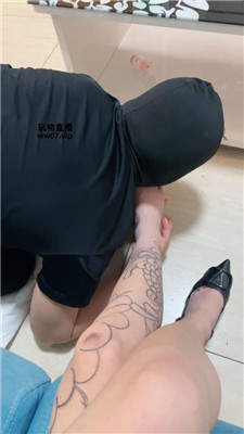 【小凤梨】纹身小妹高跟美腿踩虐 JS250325-24