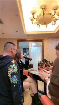 【冷月大大】闺蜜聚会-贱奴桌底伺候【三视角版】 bf51967