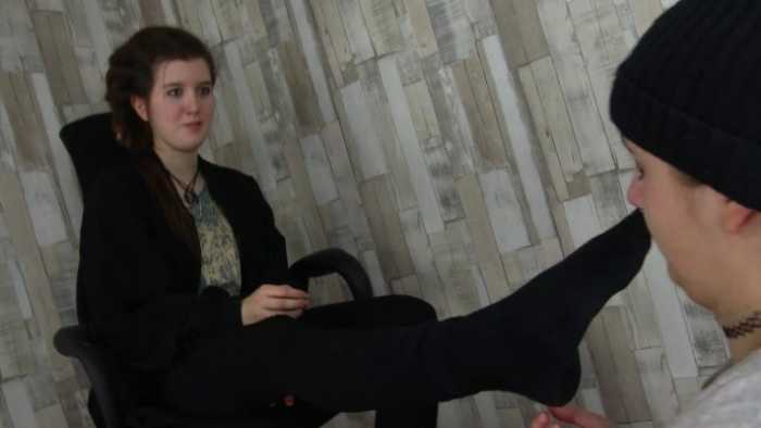 小胖妞调教金发小太妹闻舔自己的超臭黑袜汗脚 味道很大 JS250516~2