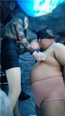 【烈焰红唇】按摩技师高跟踩踏-虐乳 JS250526-26