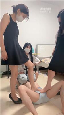 【苏曼】3学生妹骑马骑脖-踩踏贱奴【三视角版】 JS250912-1