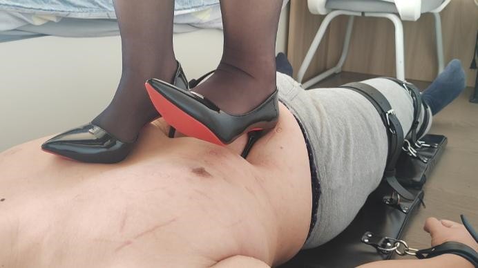 两双高跟鞋全体重踩踏毯子 ACYC-3959