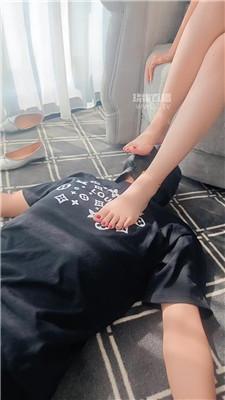 【广州楚楚】踩踏坐脸窒息-吮吸脚趾 JS251019-19