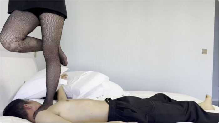 【素人音乐生】全体重渔网袜踩脸跳踩 YC-251104-3