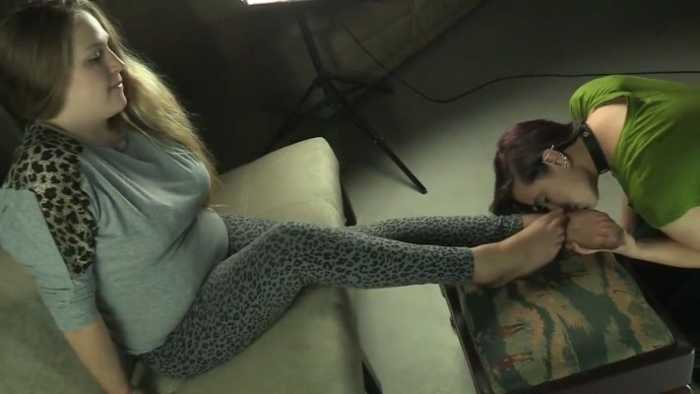 金发丰满美女的原味汗臭丝袜脚母狗闻的很享受陶醉 JS251110~1