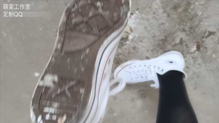 匡威踩面包，多语言 JS251116~9