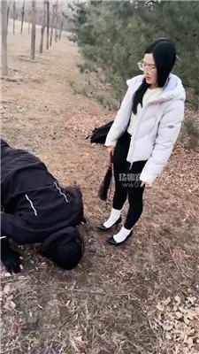 【狠心小妈】户外骑马训化人形犬 bf59357