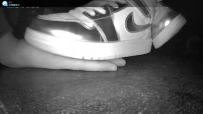 B953 – 无意识电影院小女孩AJ板鞋踩手发现后无视 bf59413