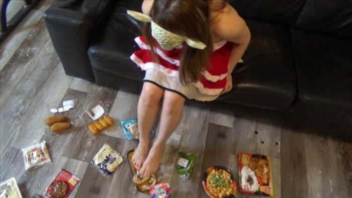 狐女光脚踩一堆食物 JS251129~5