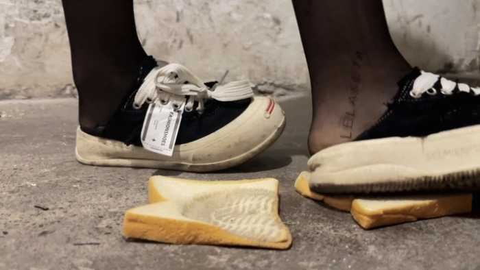 素人姐姐黑丝帆布踩脏面包制作狗粮 YC-251204-2